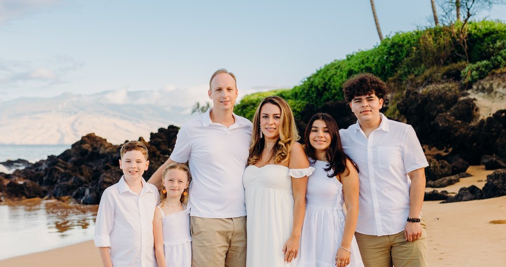 Isabel Price con su esposo y sus cuatro hijos en la playa