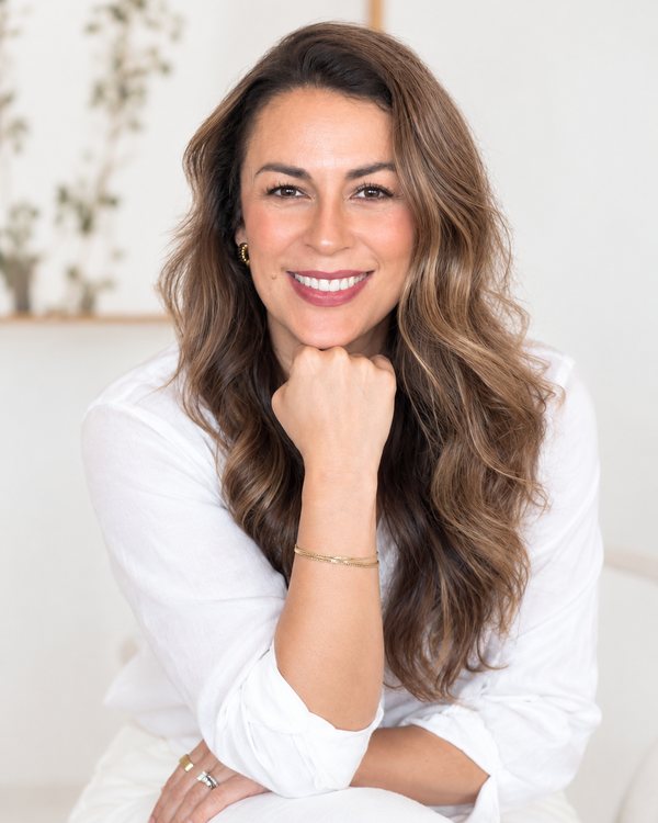 Isabel Price, IBCLC, sonriendo, con una camisa de lino blanca